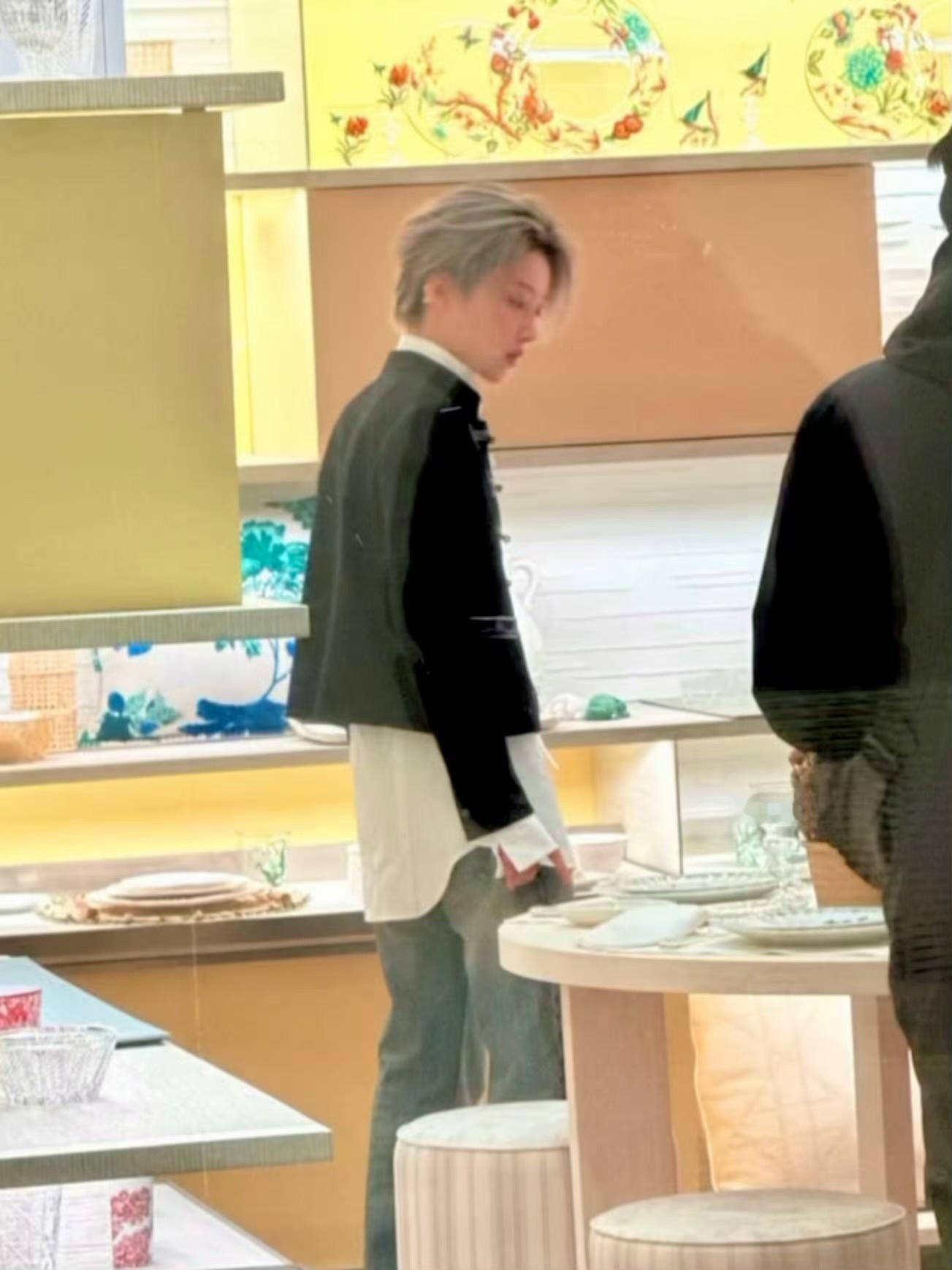 有人在三里屯偶遇刘雨昕 好薄一片 