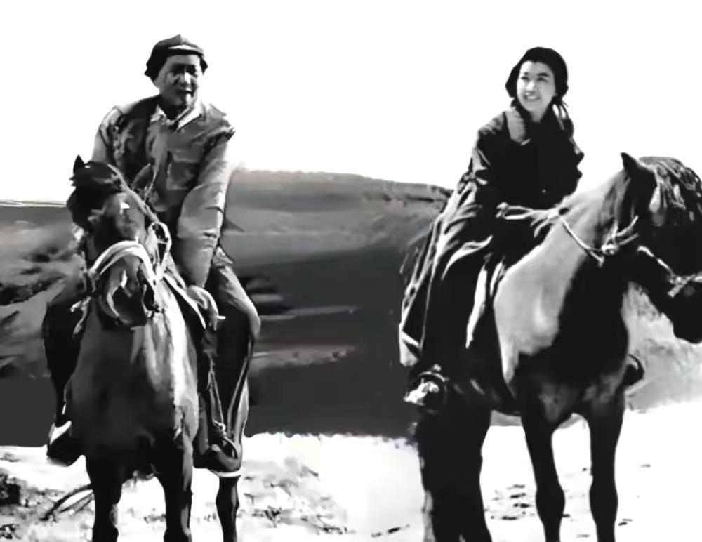 毛主席“戎马”时刻
——————————
毛主席征战南北，运筹帷幄，罕有持枪，有