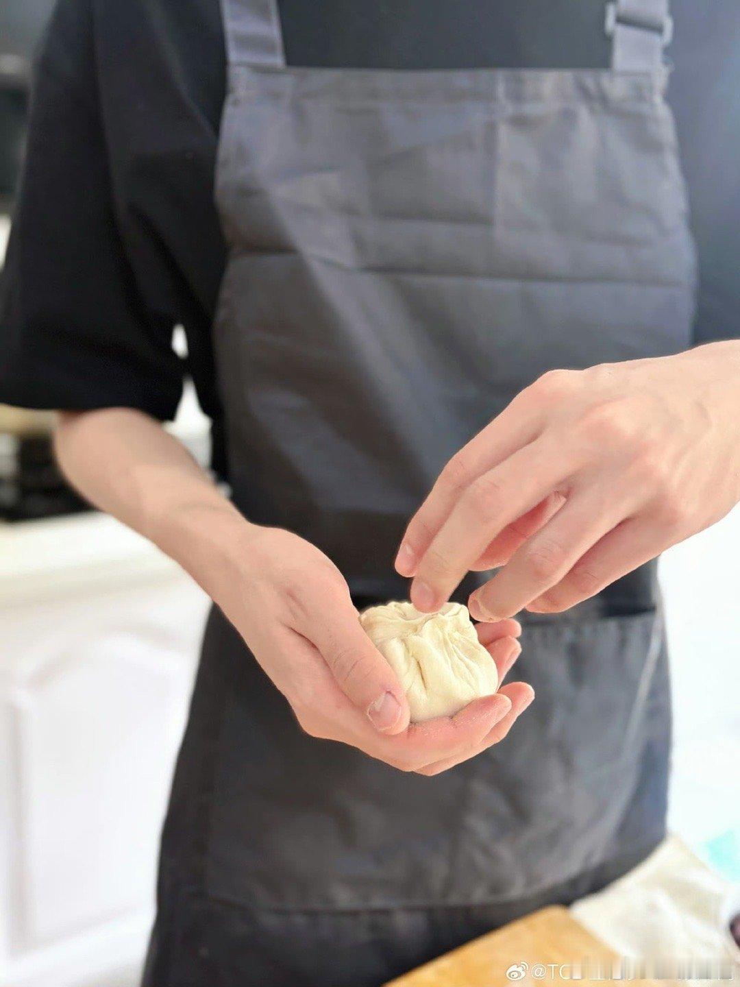 张泽禹做豆包豆沙卷蜜豆卷糖三角蜜豆卷卷到最后豆子掉出来两颗。他捡起来直接放嘴里，