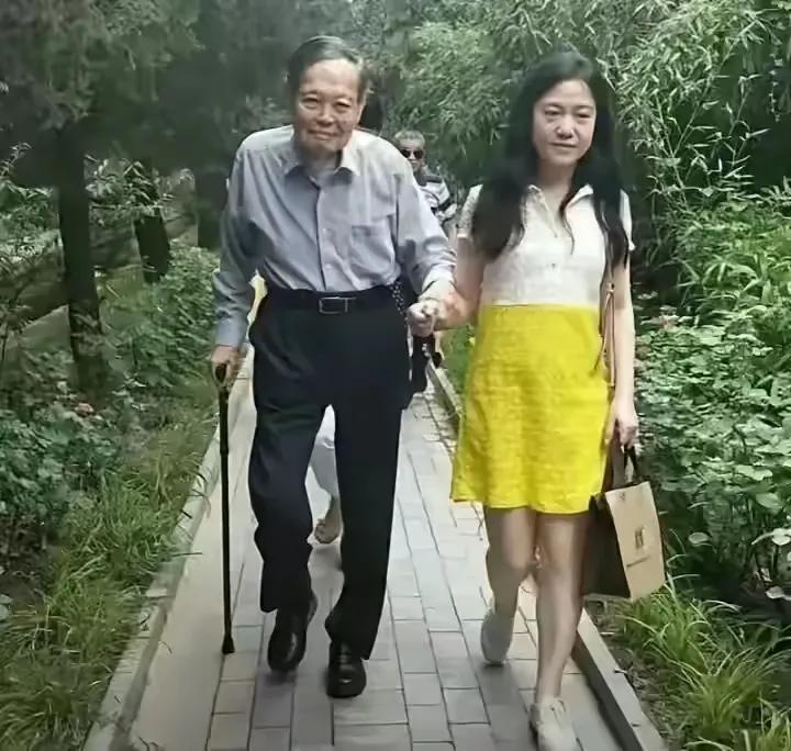 可怜的翁帆，老公都100多岁了，她才48岁。看她老公这个精神状态，陪她迈进50岁