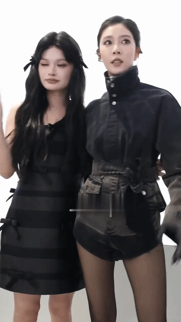 宋妍霏拍照表情太少，几乎没换什么表情，旁边的就表情太多，一直挤眉弄眼，撅嘴眨眼的