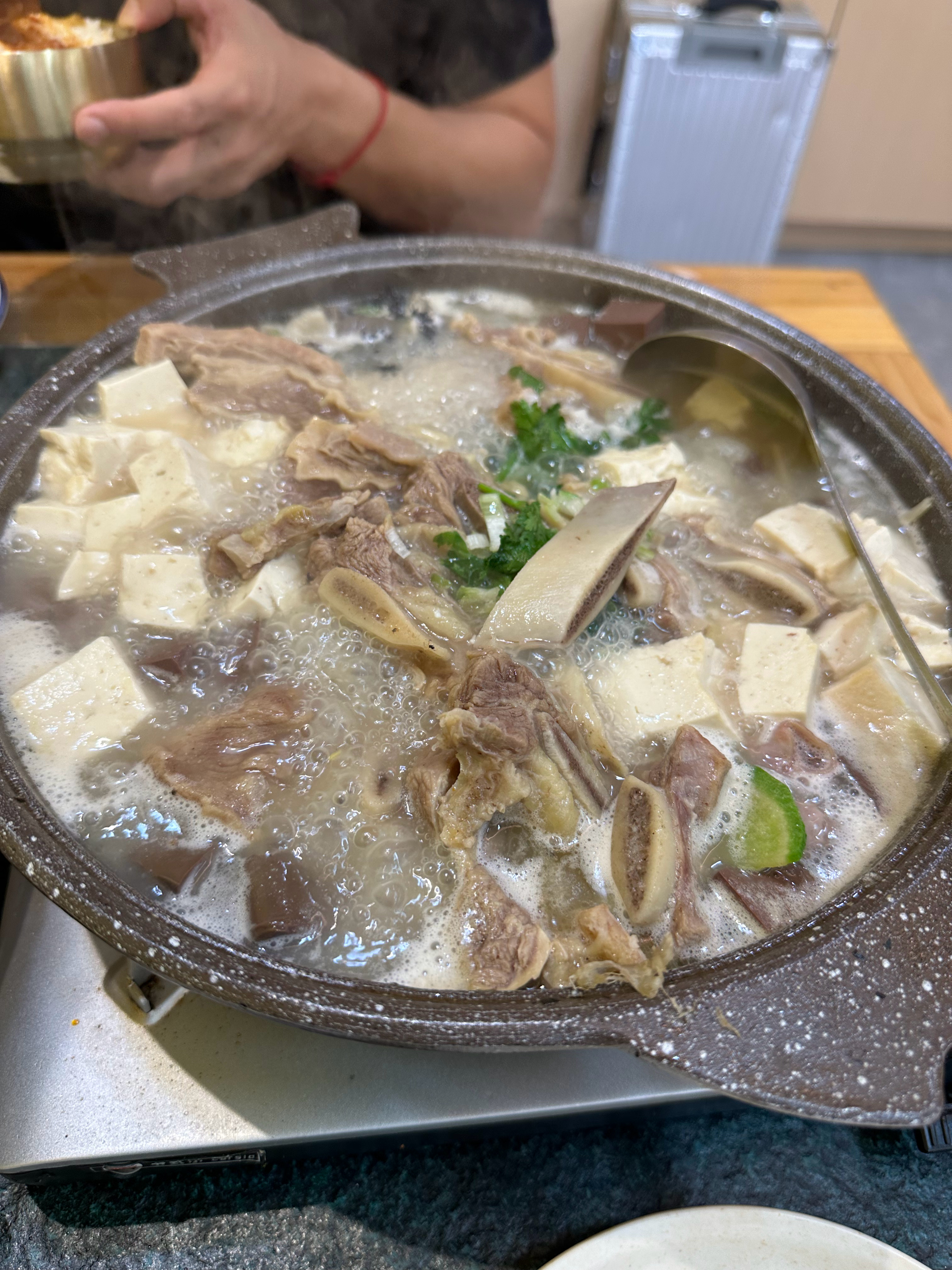 中午吃了韩餐这量太大了，根本吃不完，感觉够 6 个人吃了 