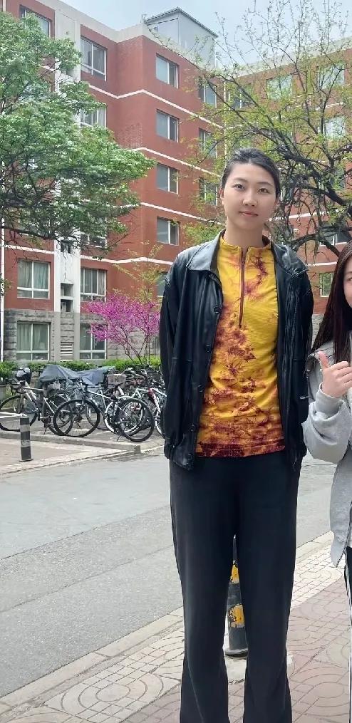 球迷偶遇大队长袁心玥！大队长袁心玥大方的和球迷合影留念！照片中大队长袁心玥穿着便