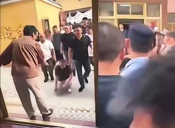 原来老金毛曾经带着他的兄弟们来过瑶瑶家，在他们大门口下跪，任由瑶瑶家人打骂，善良