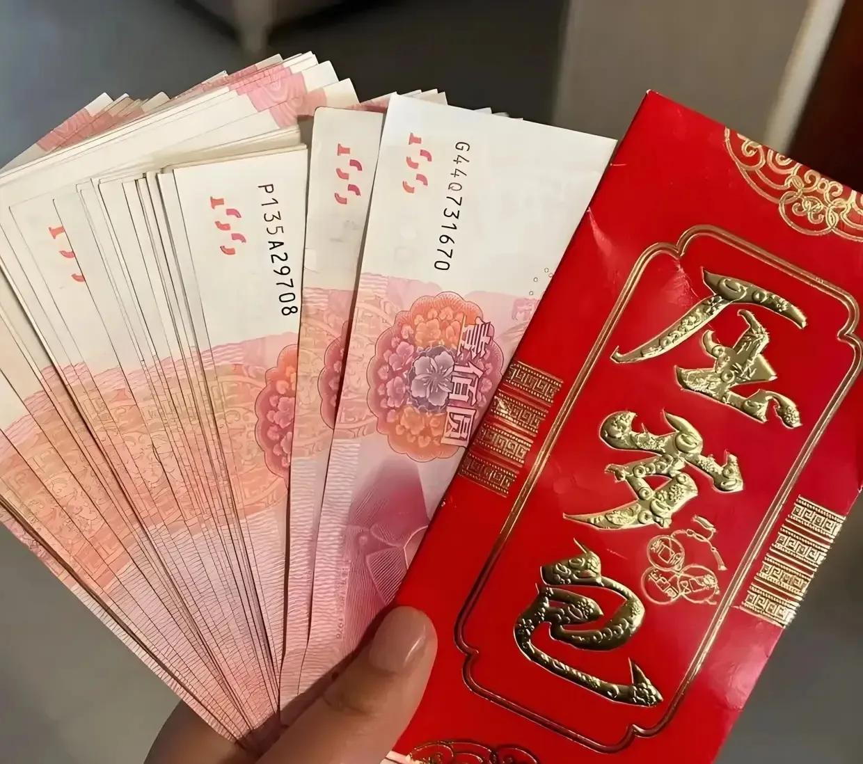 广州一男子因为急用钱，就对13岁的女儿提出了暂借压岁钱的想法。女儿本不愿意，但男