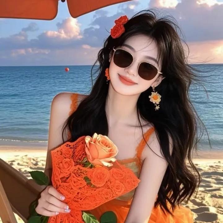 海边度假少女，手捧玫瑰，笑容灿烂！海边温柔女孩 海边少女 海边游玩美女 海边度假