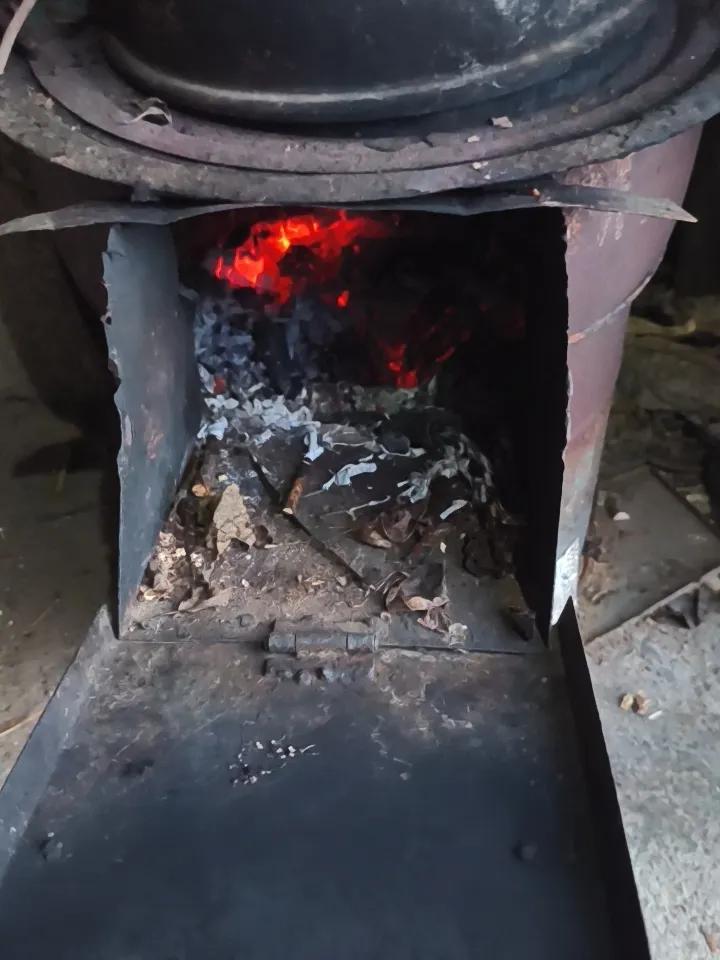 上联：灶膛炉火旺，
下联：烟囱通气爽。
上、下联意思相辅相成，因为所以关系。
烟