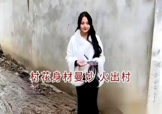 安徽一家相亲馆，气氛正好。
男方靠着沙发，端起茶杯呷了一口，眼神里全是满意。对面