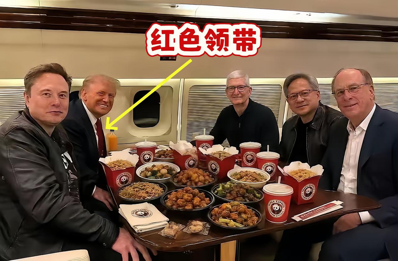 13个小时里，特朗普至少换了三条领带。
在美国登机时，他系的是一条金黄色领带。