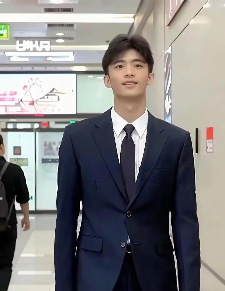 谢霆锋的大儿子比他帅吗？你们觉得呢？