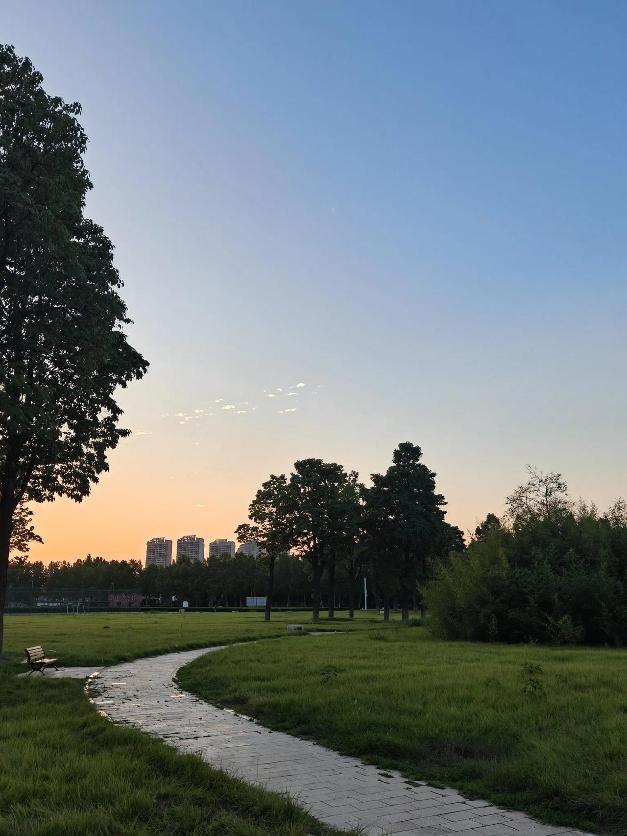 “路虽远，行则将至；事虽难，做则必成。”其全文为：“路虽远，行则将至；事虽难，做