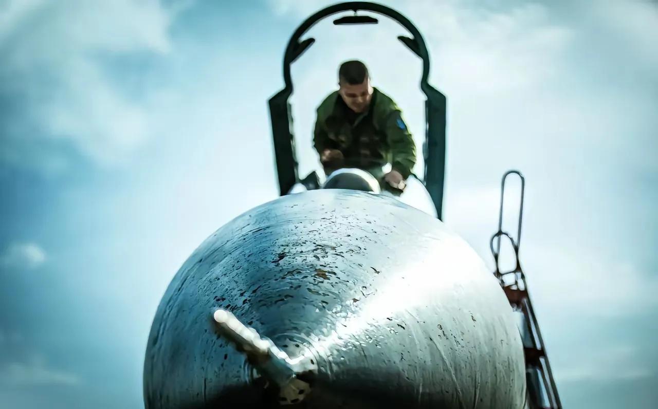 一群乌克兰空军士兵们正在对他们经常使用的苏-27战斗机进行维护，看上去这些飞机外