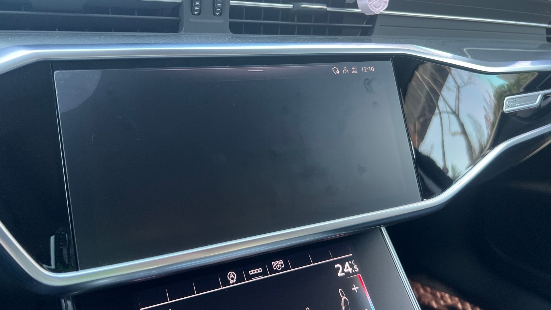 刚洗完车，屏幕就成这样了这是进水了吗？