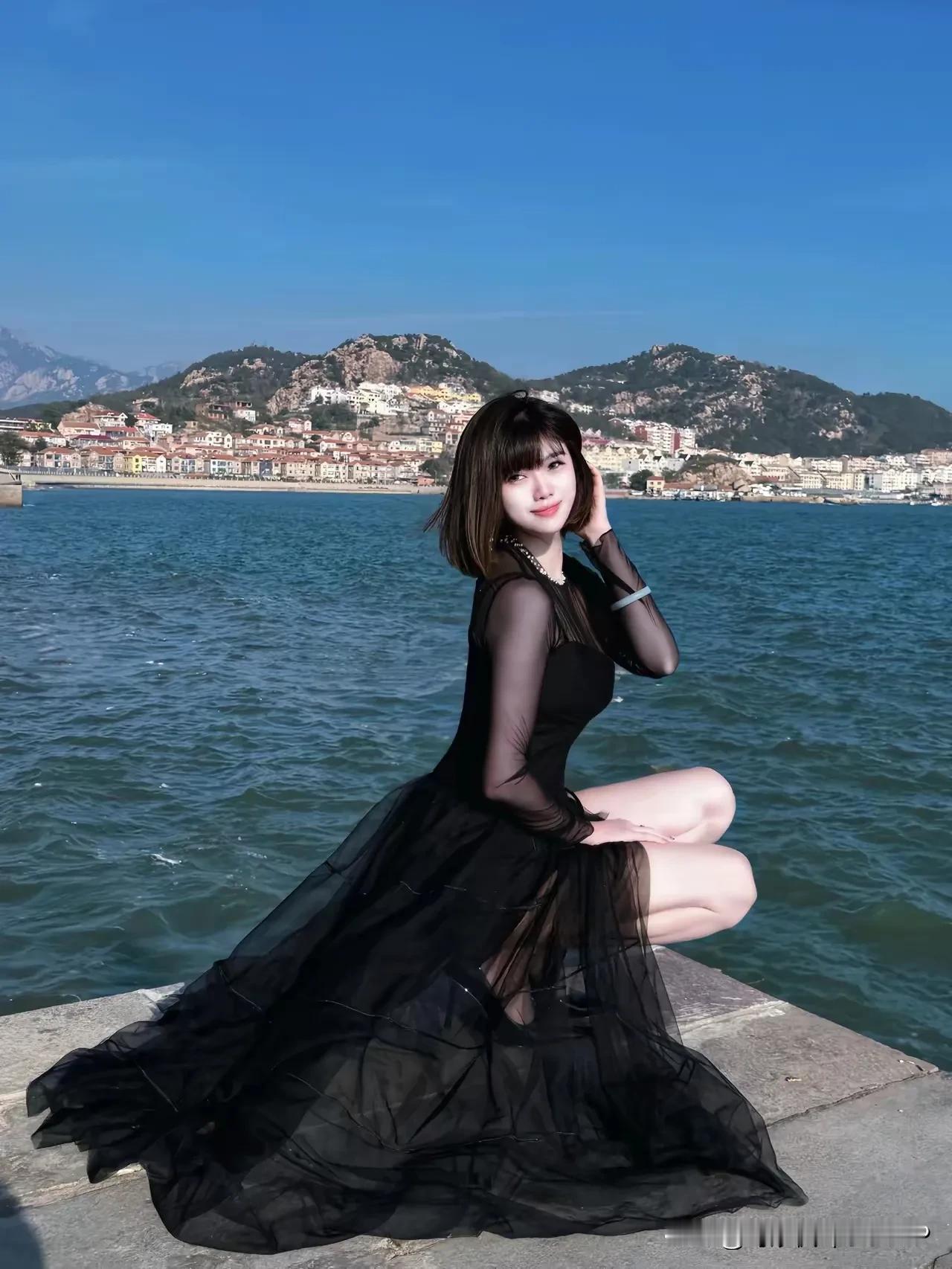 美丽的裙子，在大海的风吹动下摇曳生姿。