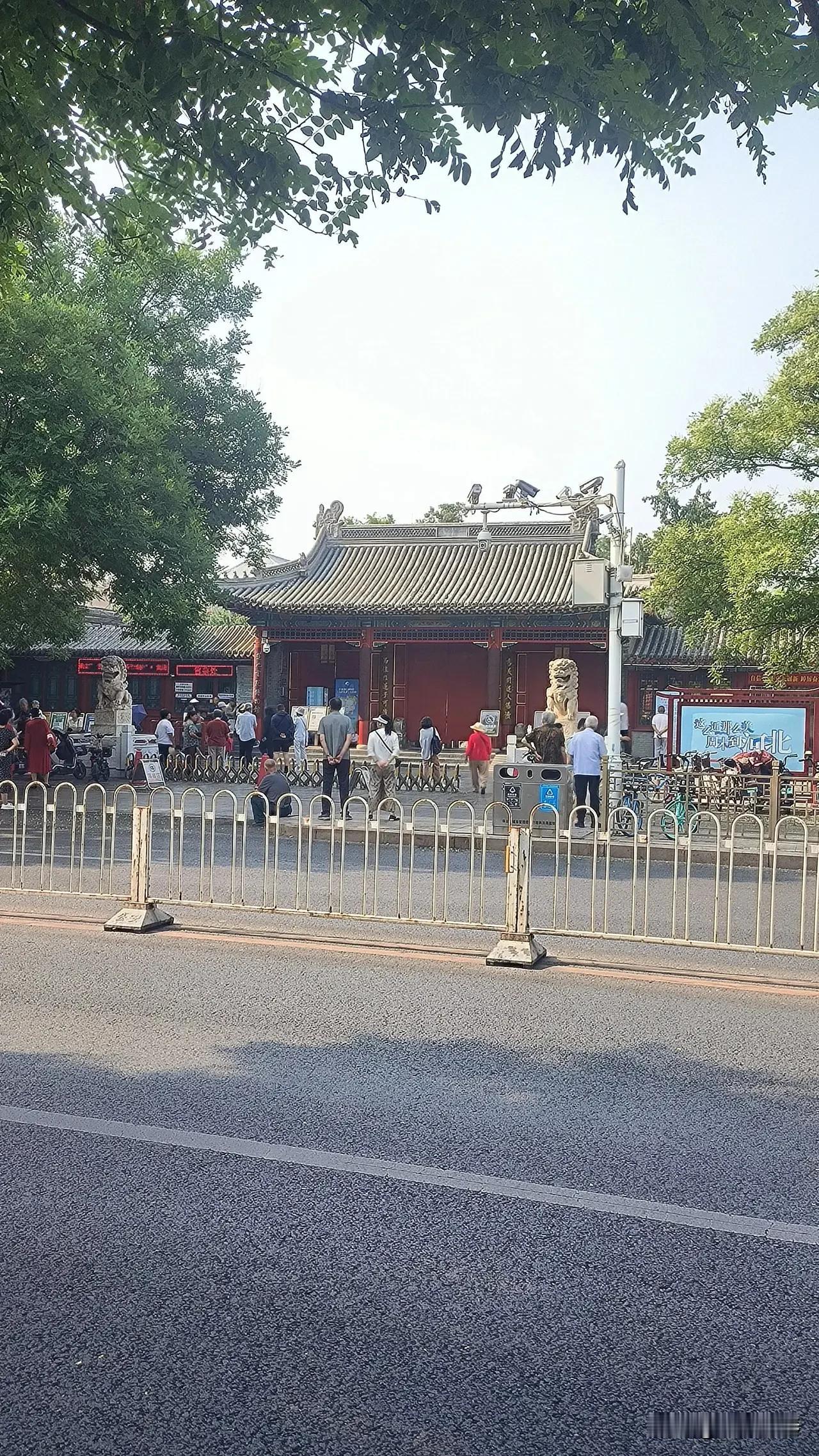 保定古莲花池万卷楼的牌匾哪里去了？

上午去古莲花池转悠，一瞥发现“万卷楼”的牌