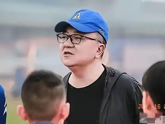 董路的小将孙臣曦，其与董路及中国足球小将团队从深度绑定到彻底反目，是青训理念分歧