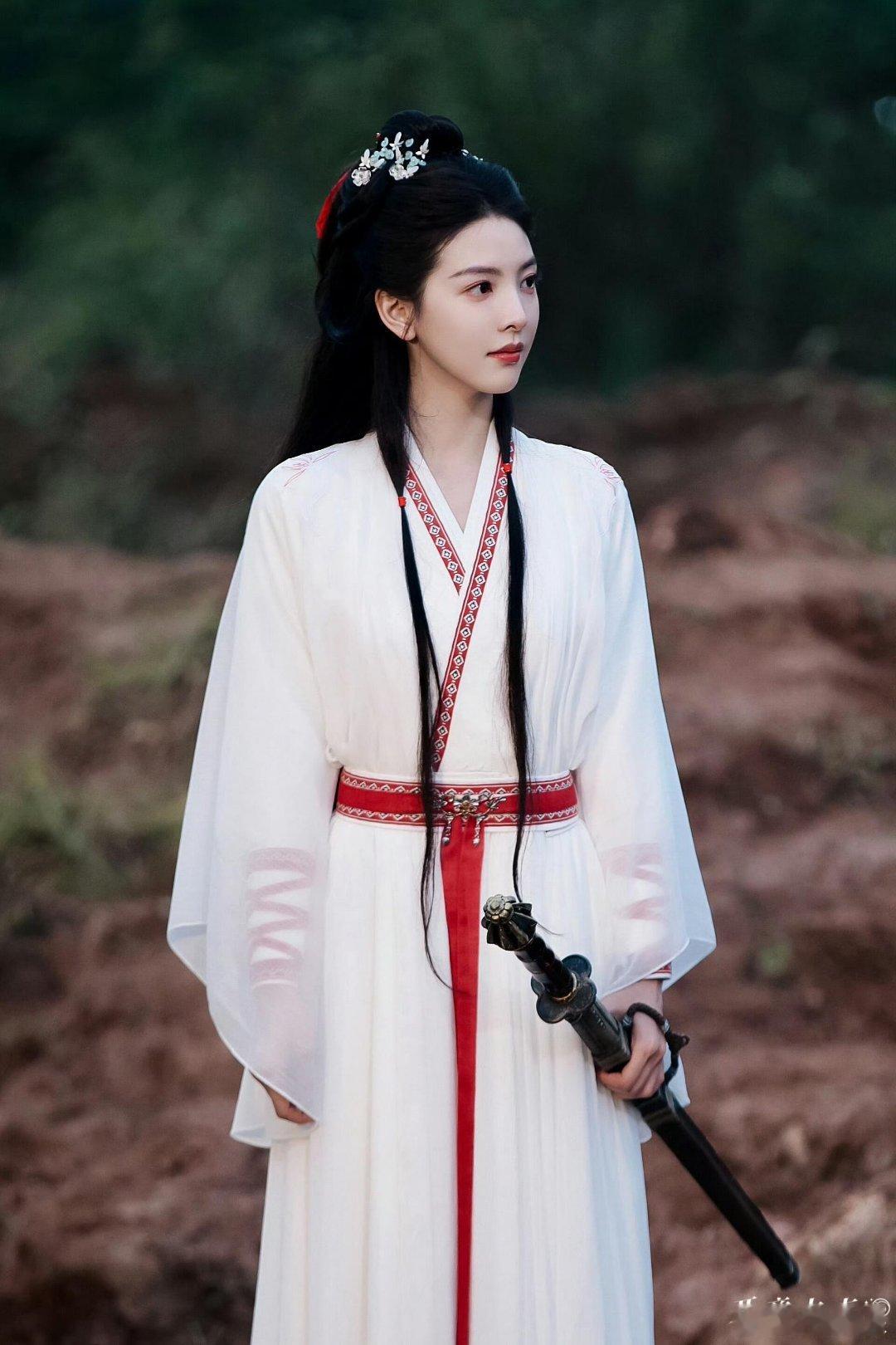 赛文变身女侠霍玲珑了 古装武侠剧画风太有梗了，霍玲珑出场跑姿完美复刻赛文经典步伐