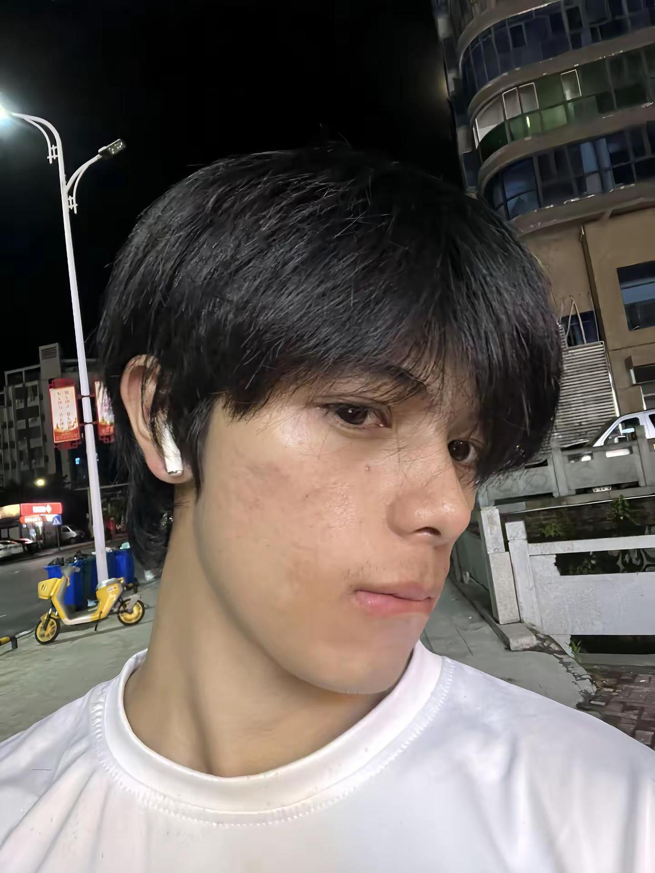 男人，保持45度黄金侧脸
