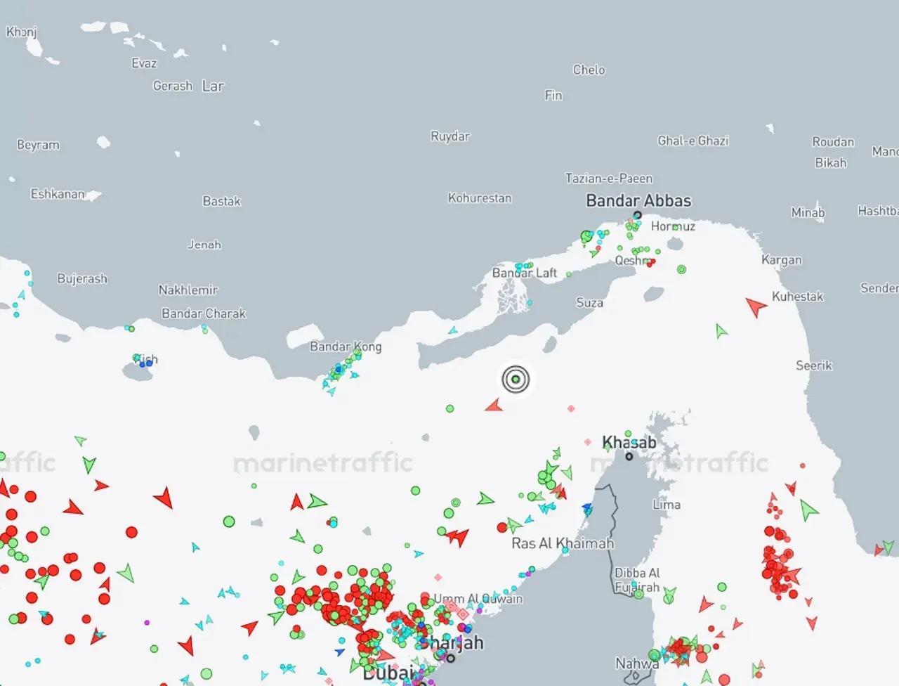 悬挂加勒比海岛国圣基茨和尼维斯国旗的集装箱船“塞伦”号从阿联酋沙迦港出发，计划穿