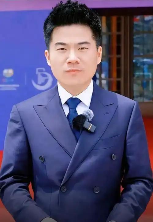 4月29日，董宇辉带着“与辉同行”团队开启云南专场直播的消息冲上热搜，此前因选品