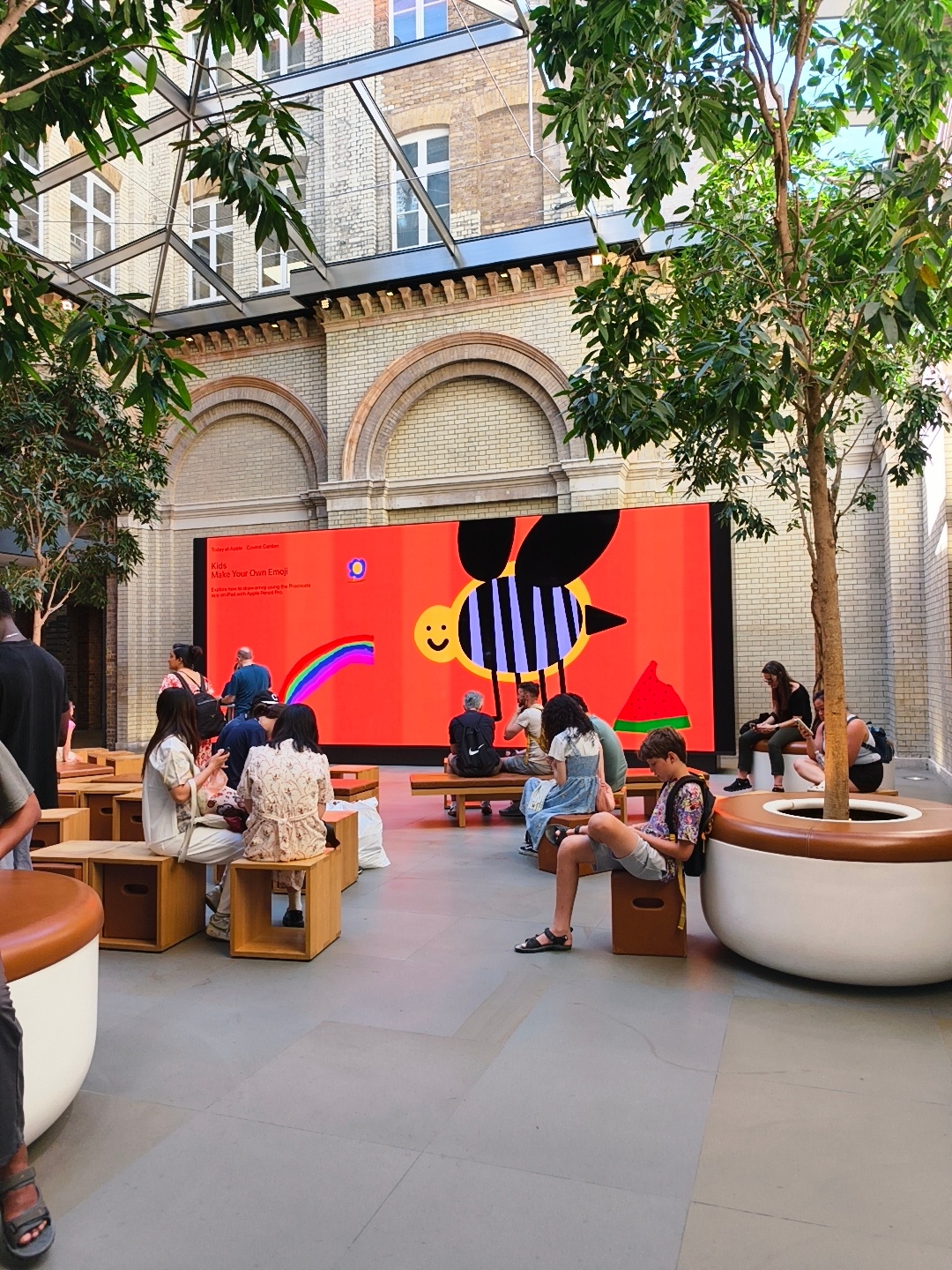 看看英国的iPhone门店 这个风格 英国·Covent Garden