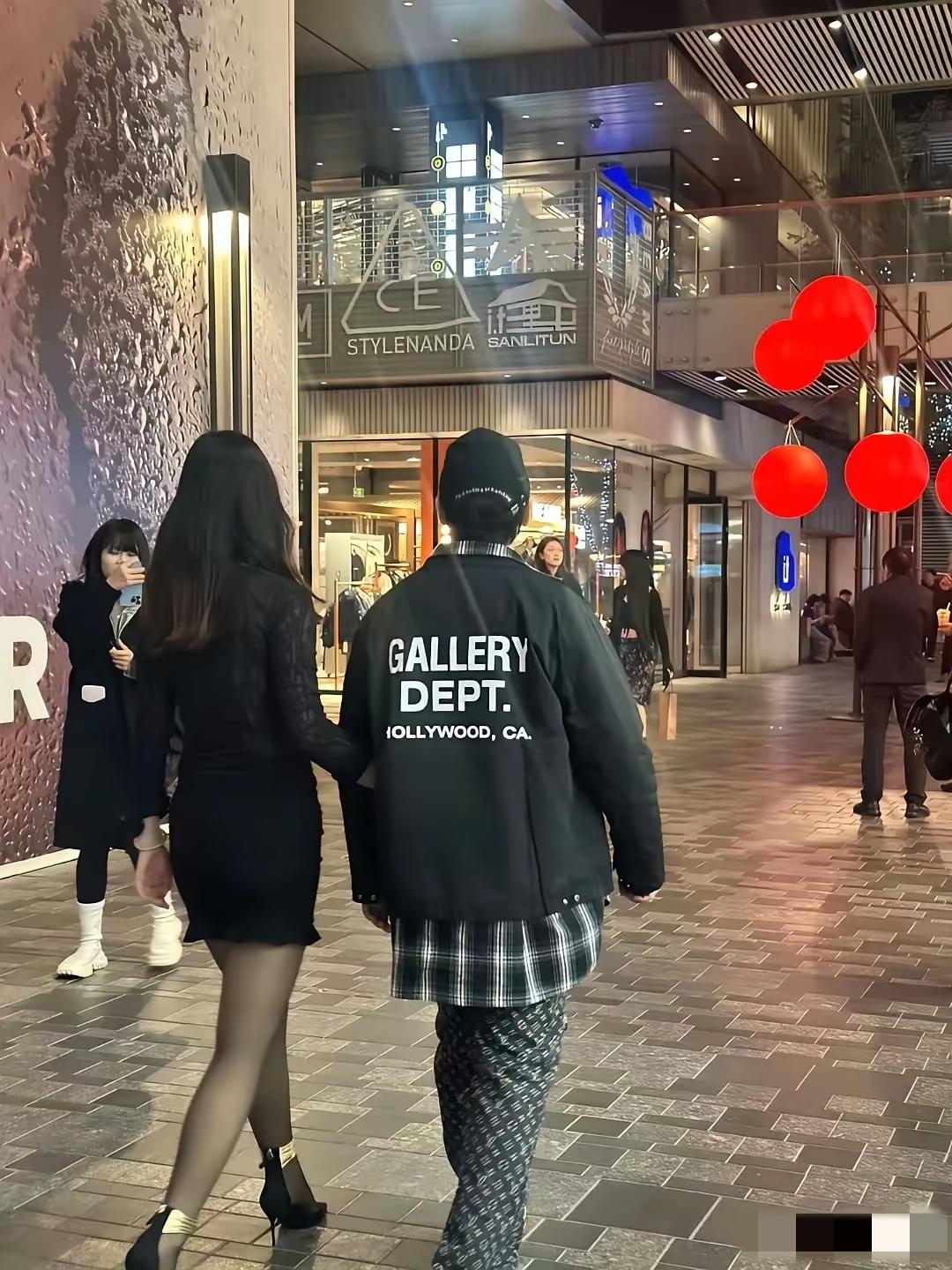 是不是老王的家底都快被掏空了，连小王所找的女伴，要求都降低了很多。

这种品味，