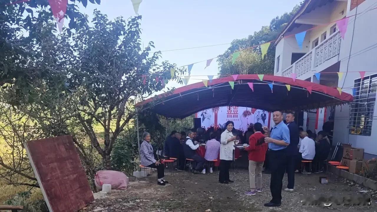 看看你对对联的能力。一花不是春，百花才成春，欢迎文友大神们来对下联，添墨加彩。