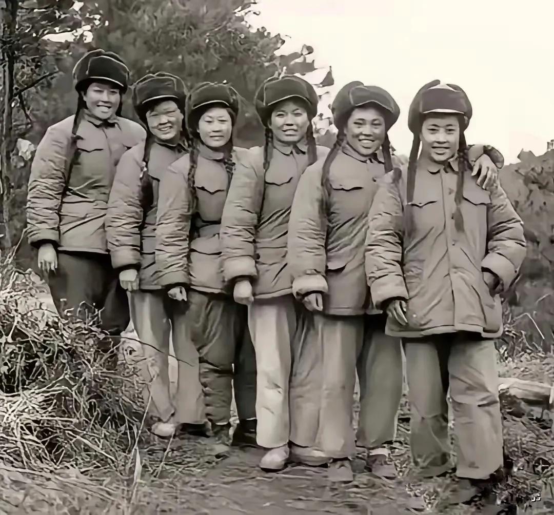 这是上甘岭战役结束后，6位志愿军女兵在阵地前拍的合影照片。年轻的脸庞，纯真的笑容