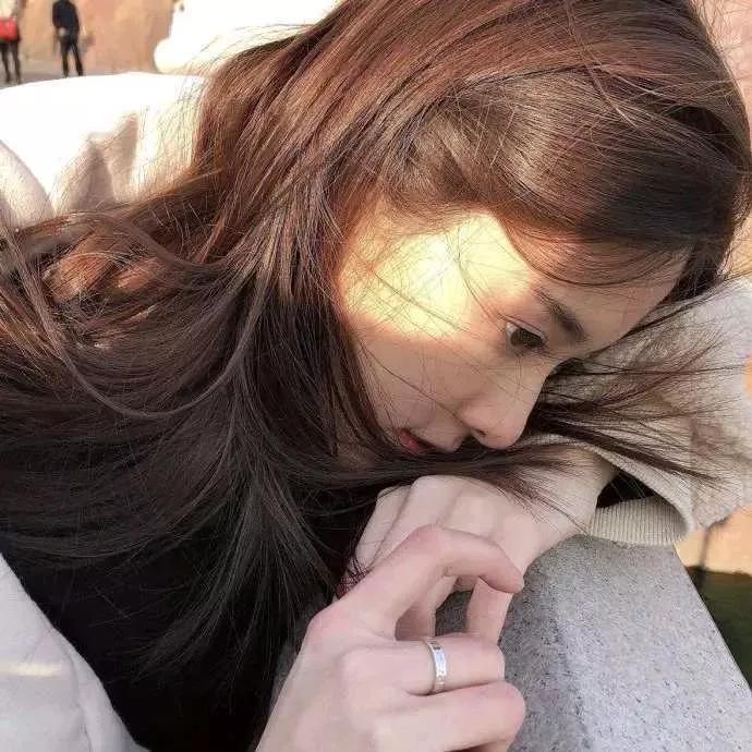 花落谁家手，月映相思人。秋来花落 云间溪月照离人 月照暮归人 月照相思桥 月下有