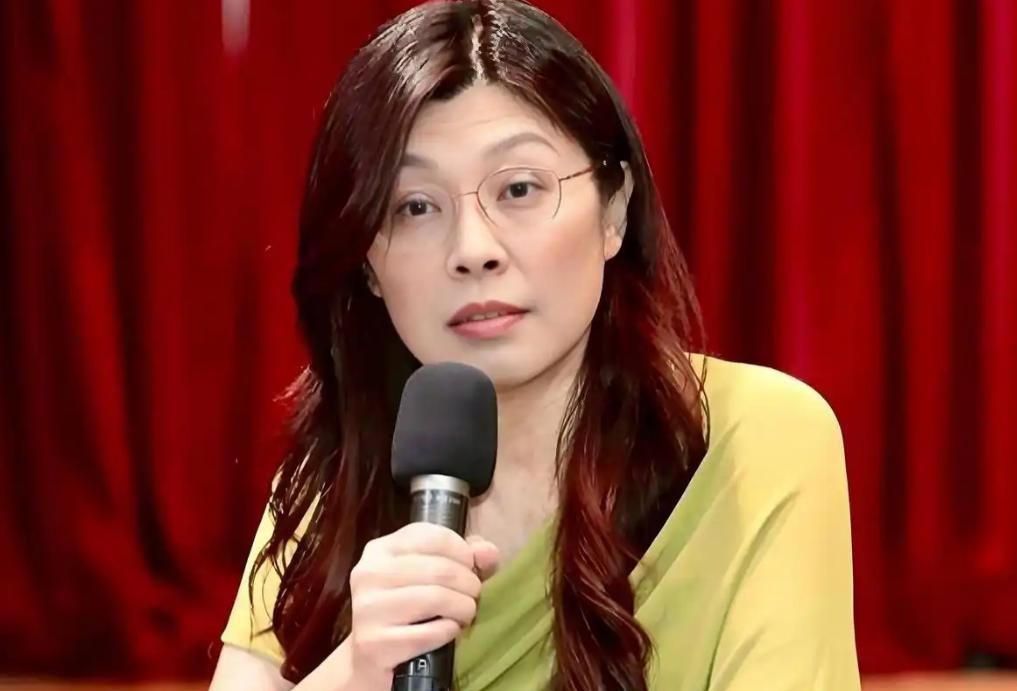 真是活见鬼了！带着大陆“十项新政”大礼包返台的郑丽文，民调居然跌到谷底仅剩23.