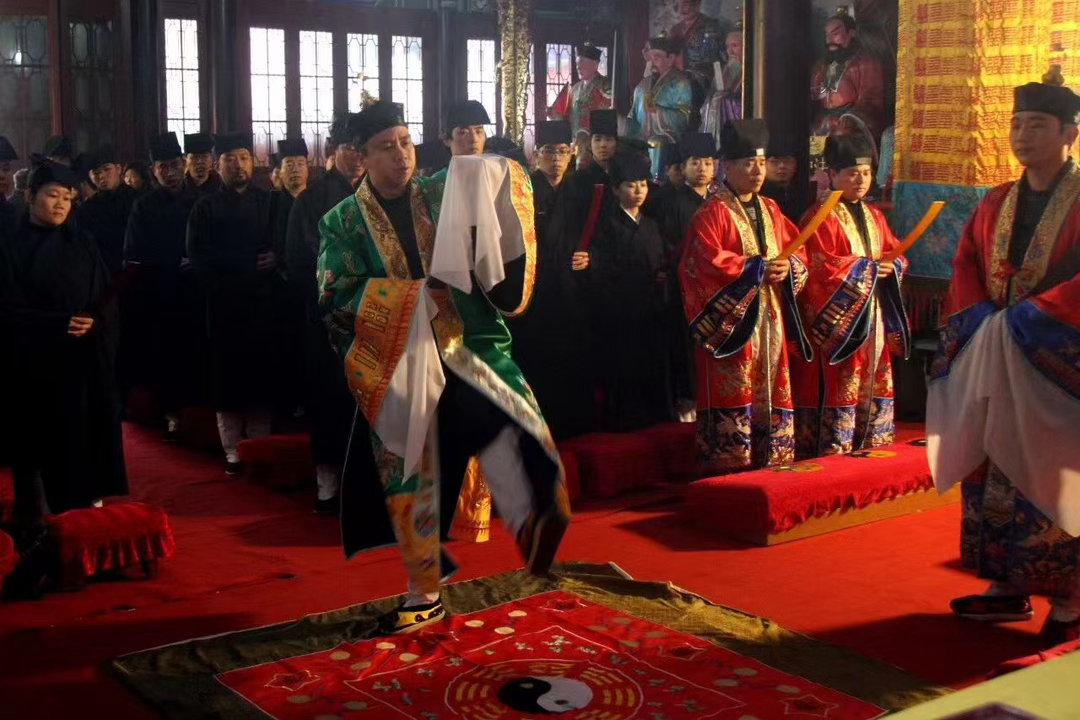 民俗多听肖老道 步罡踏斗是道教科仪里特有步法，俗称踏罡。法师依照北斗星宿排布方位