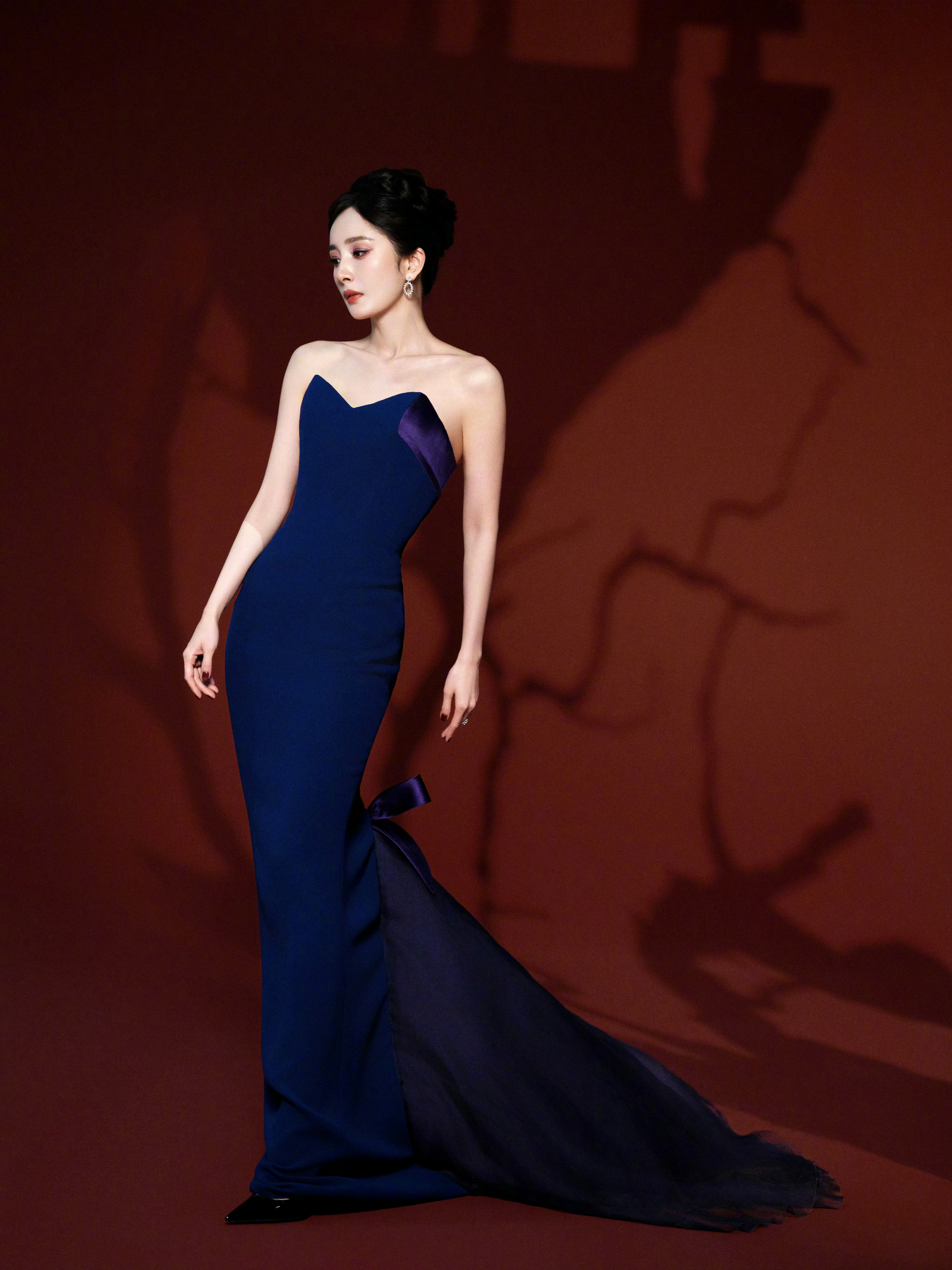 杨幂 蓝孔雀女王 杨幂今年的第28套高定礼服！上身的第113套高定礼服！时尚女王