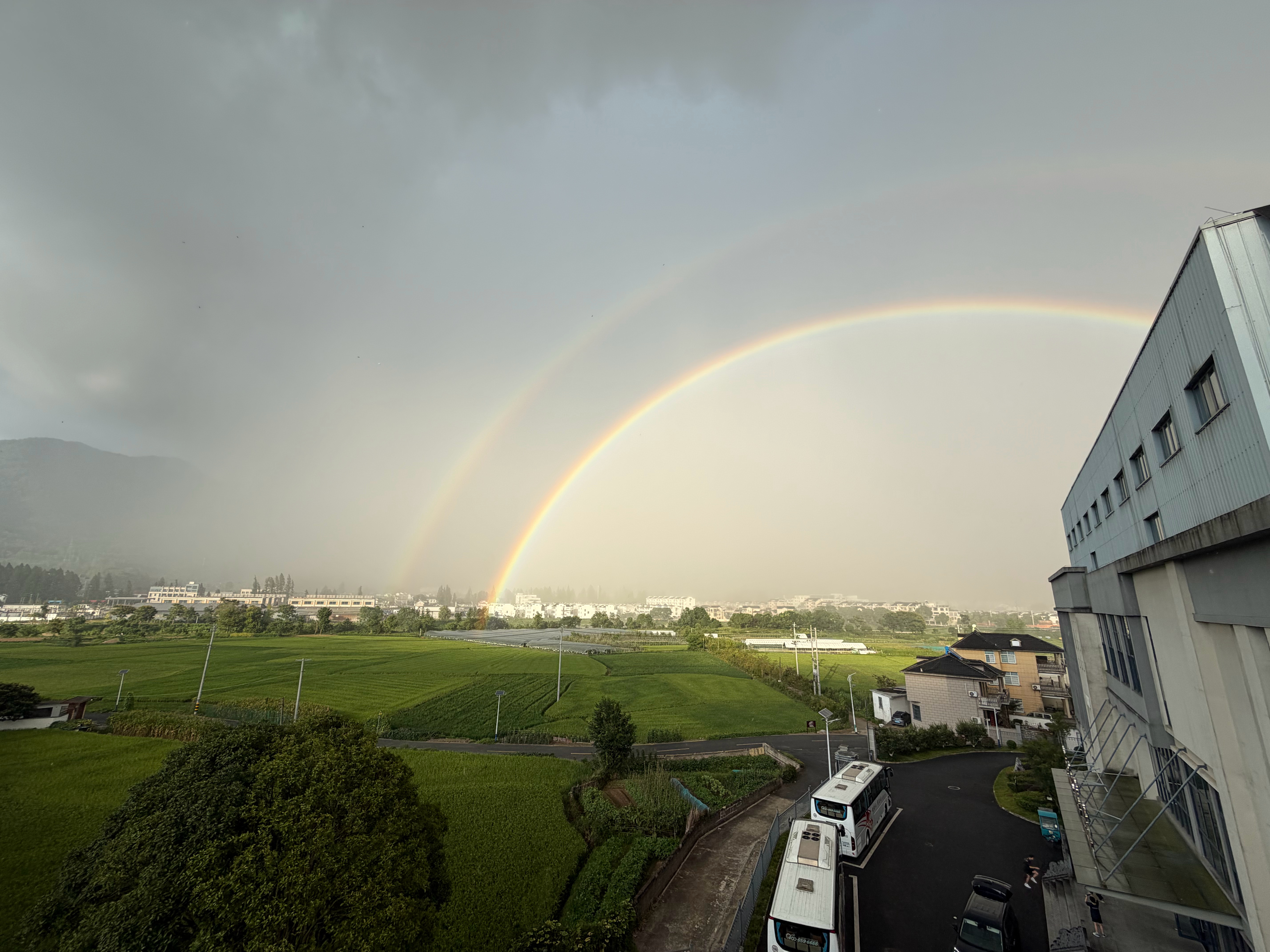 刚才基地暴雨⛈️前的双彩虹🌈。