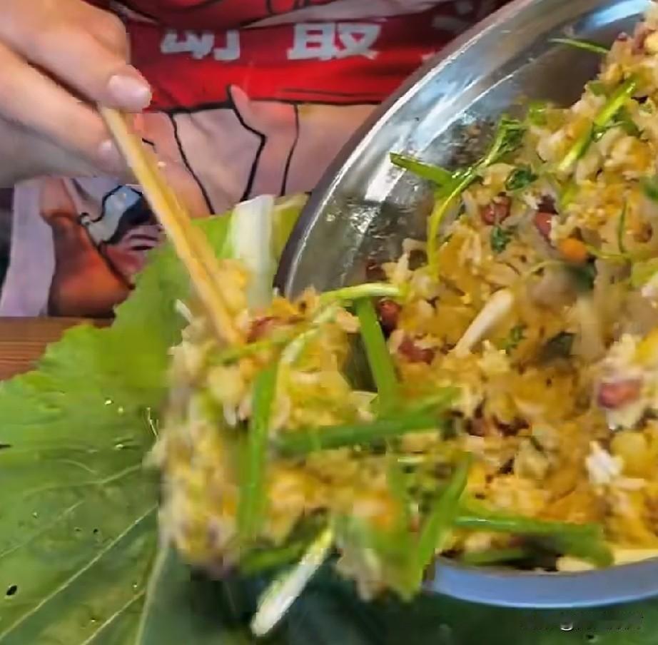 看她包大饭包，我都有点馋了，大部分东北人谁不好这口呢？

鲜嫩的大白菜叶，东北香