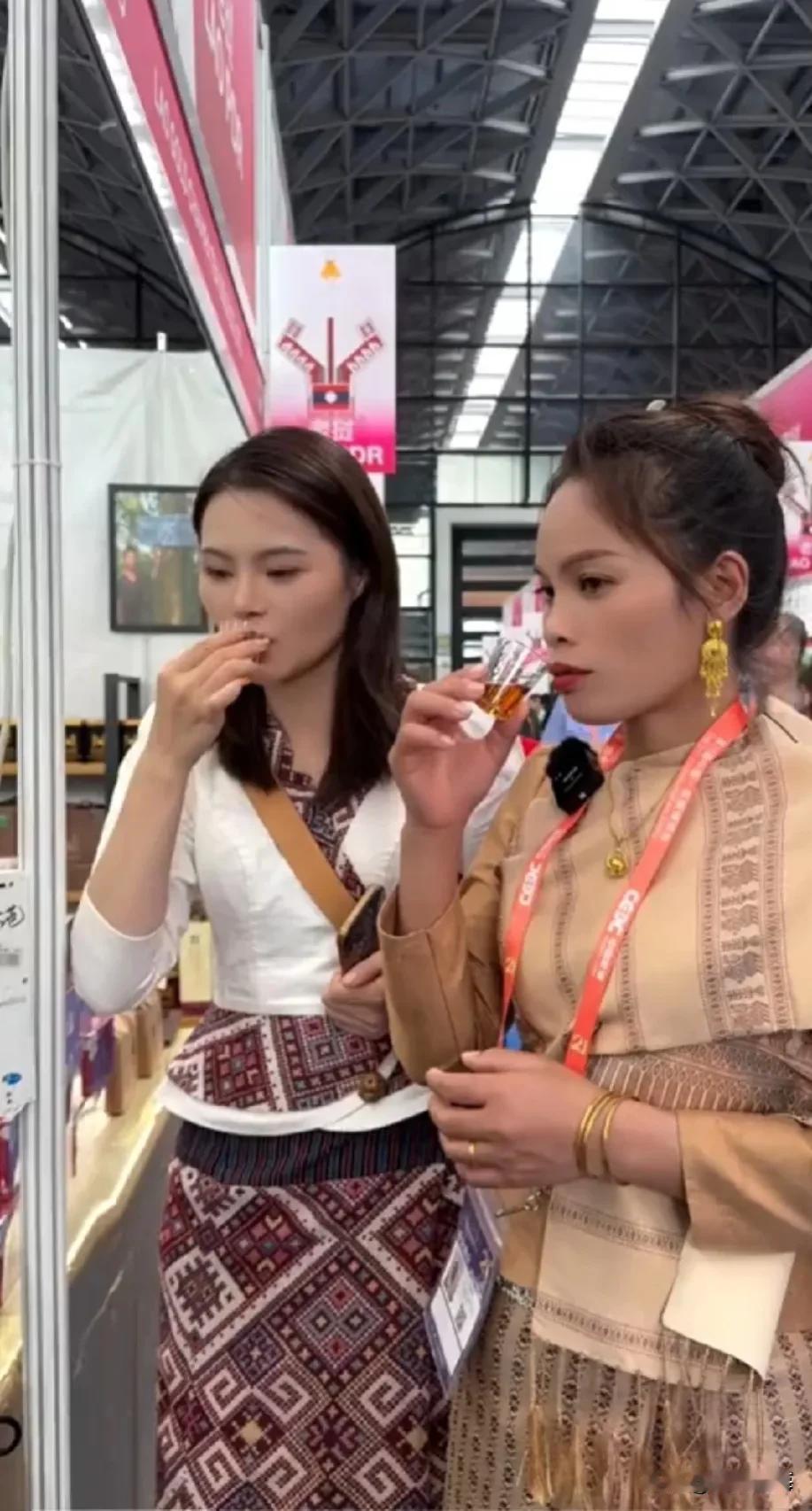 阿彪老挝媳妇在东盟博览会上被中国的高科技震撼到了，直夸中国发展得太厉害了。我也感