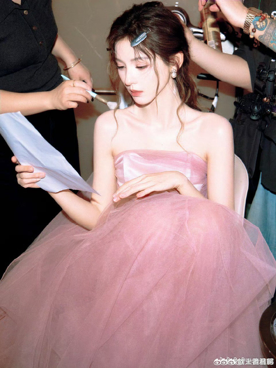 张予曦颜安下飞机就研究如何省钱 合伙人没有明星架子！张予曦颜安落地伦敦就研究省钱