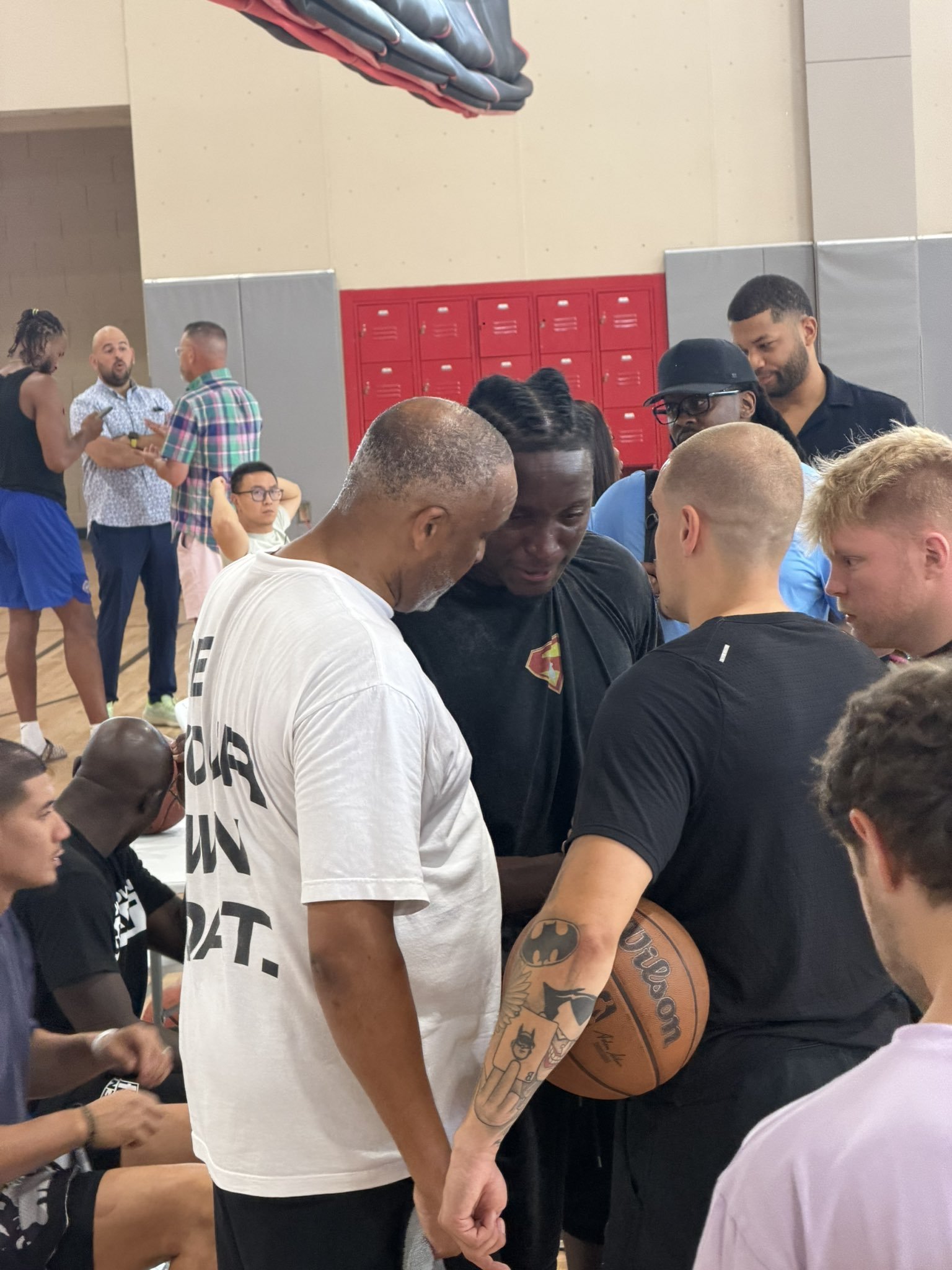 ▲奥拉迪波在拉斯维加斯NBA球探们的面前进行出色的试训后，流下了眼泪，他正全力以