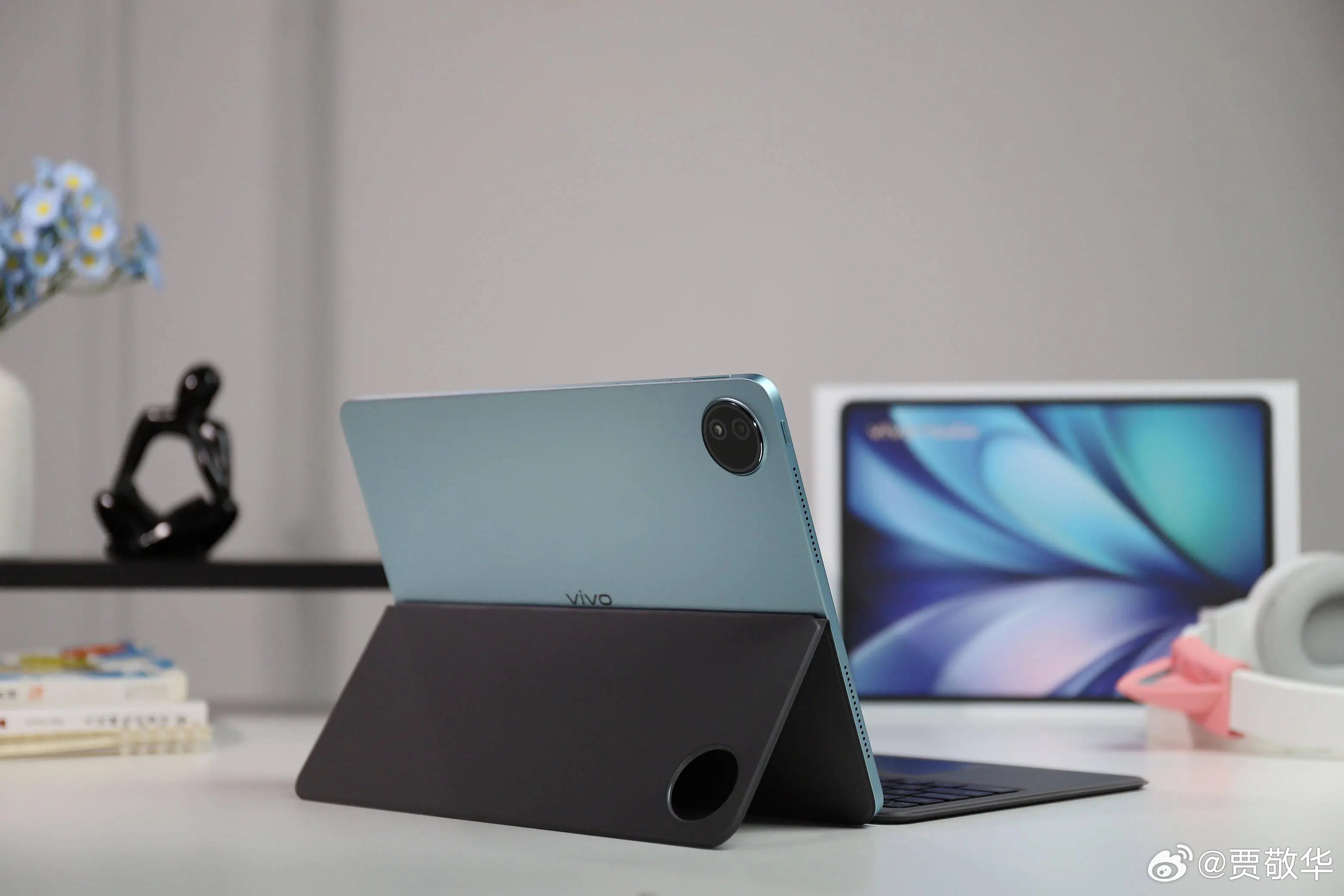 刚才有粉丝问我，手机涨价了，平板电脑会不会涨价？我给他的建议是，平板电脑也会涨价