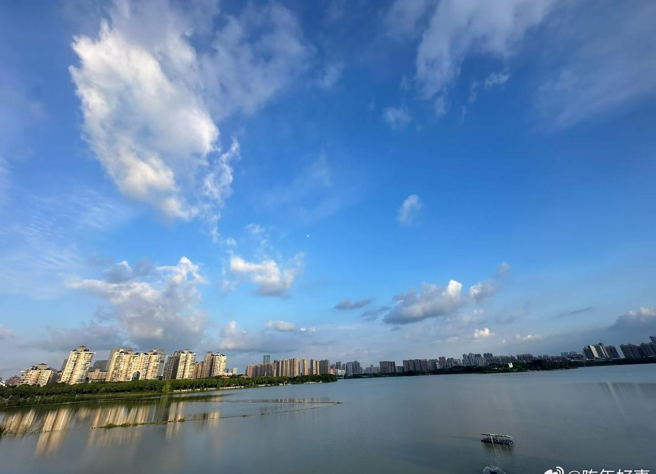 这样蓝的天空是不是看完心情舒畅，现在的环境比起十几年前，确实改善了太多，犹记得当