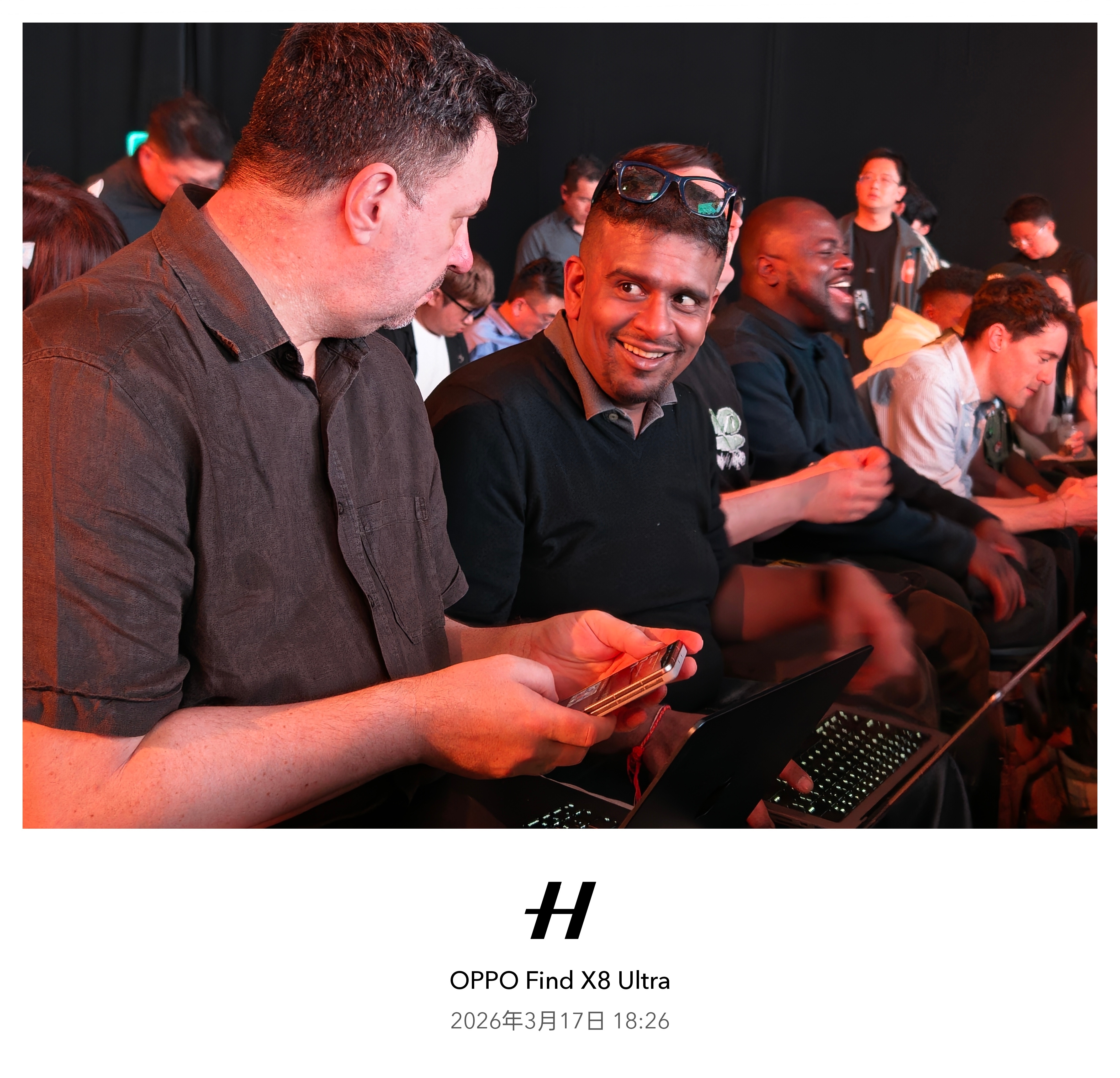 老外数码博主还是不行、个个大肚腩、比中国的数码博主差多了！看起来也不是很智慧、更