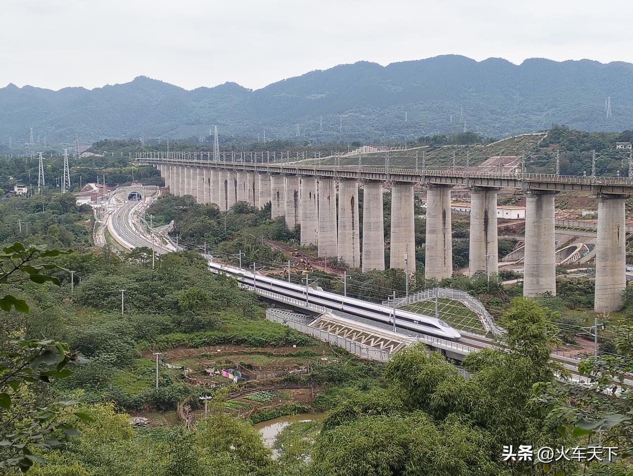 渝万高铁联调联试开启，和谐号CRH380A型动车组上线试跑。渝万高铁是从重庆东出