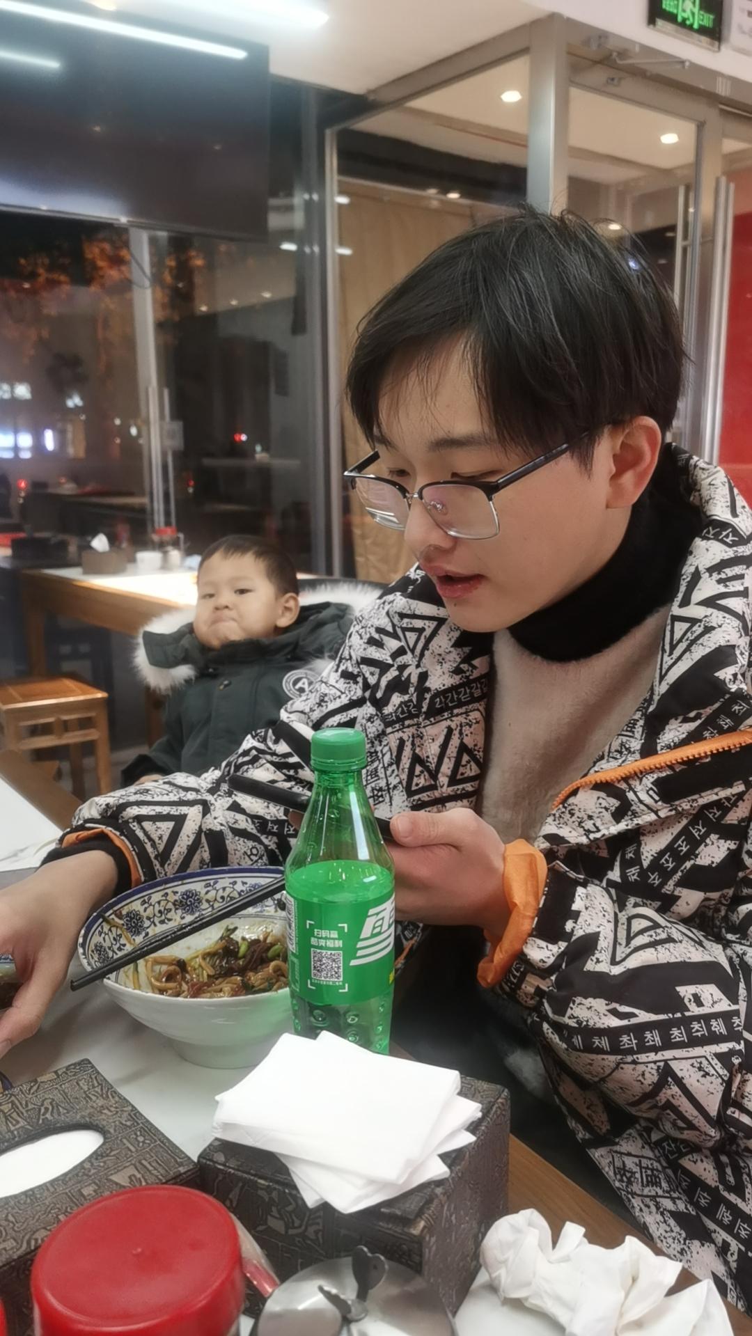 外甥小墩墩才两周岁多，半年前舅舅大学暑假见过面，但是他跟舅舅很亲热，一直在叫舅舅