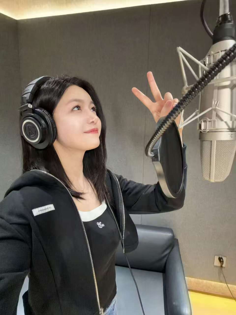 陈妍希新歌预告陈妍希晒录制新歌随拍 姐姐来回报日常了！ 