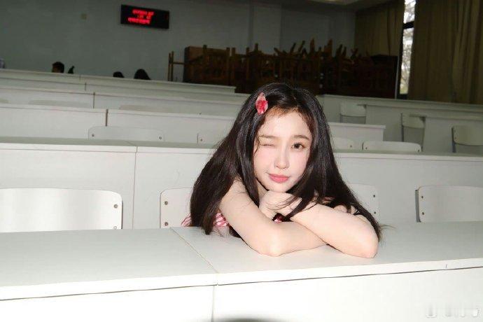 何与开家长会还得来出片何与晒虞书欣家长会出片 哈哈哈咱就是说你别太宠了~这个姜暮