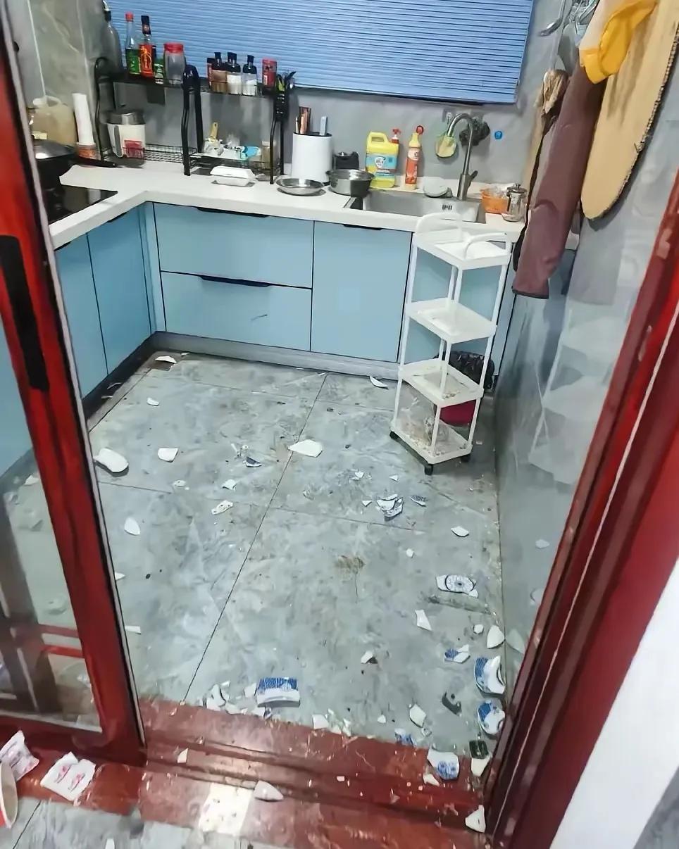 男人一旦失业没有收入，家里就会鸡飞狗跳，十家有九家概莫如此。

女人怎么就会变得