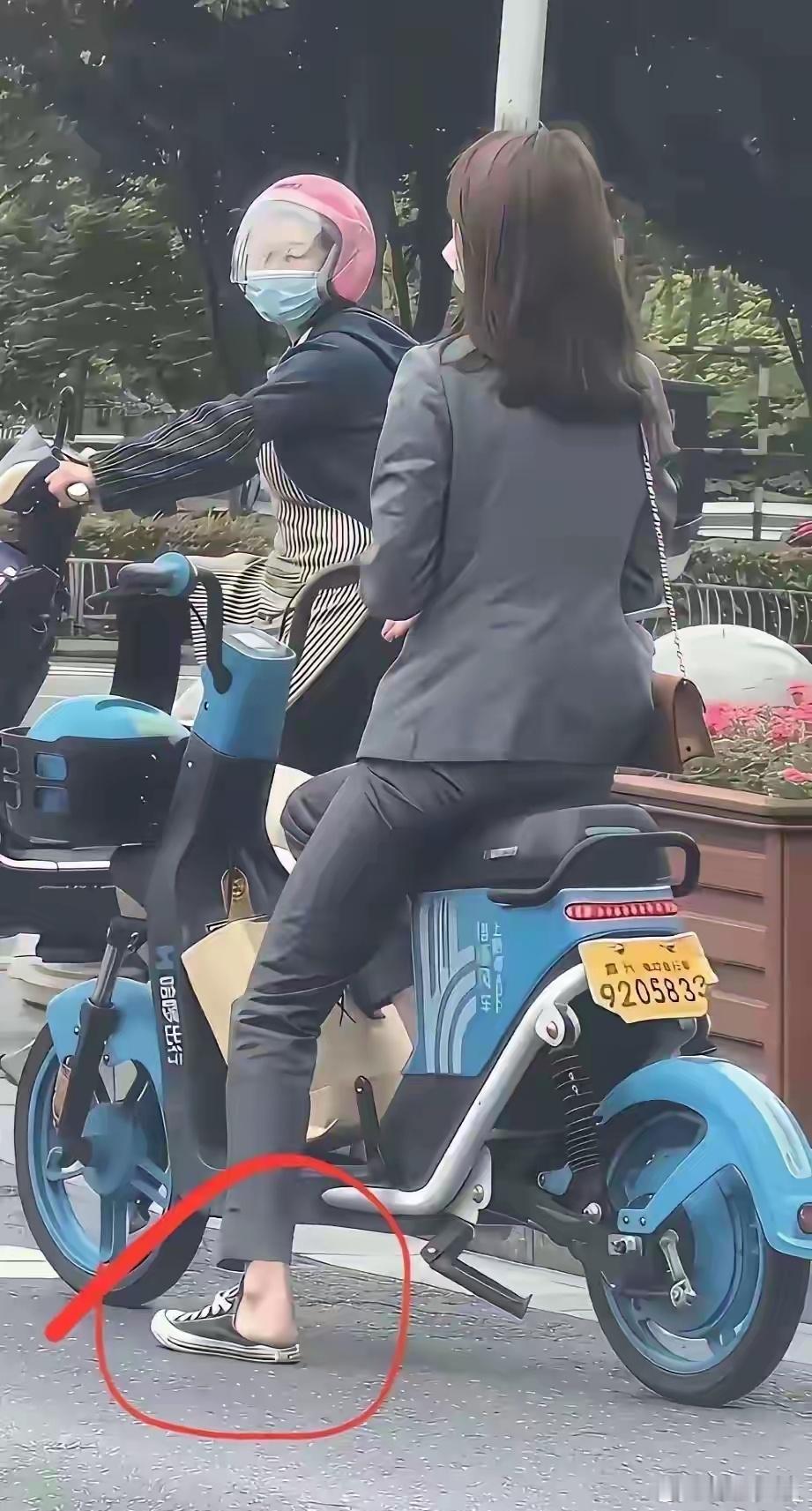 西装配这样的鞋子，一下子就掉价了。 