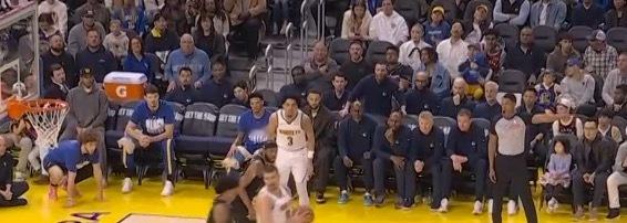 两位库里便装负责加油打气勇士今天替补席只有3位轮换  掘金vs勇士