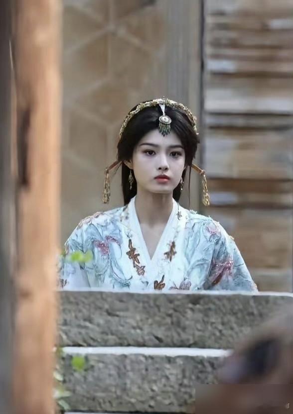 刘些宁、艾米在《墨雨云间》里美得有多惊艳，在《百妖谱》路透里就被折腾得有多沉默。