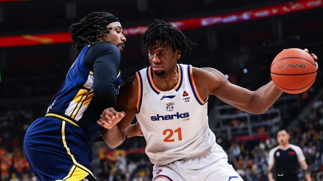 崔永熙和麦考尔加入，广东宏远也很难对抗上海久事，现在就是缺内线
别看广东宏远现在