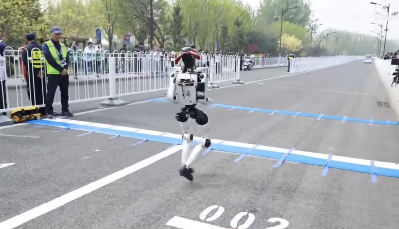 北京机器人马拉松，各家机器人百花齐放，但也有鱼龙混杂的啊，这个人形机器人刚出发就